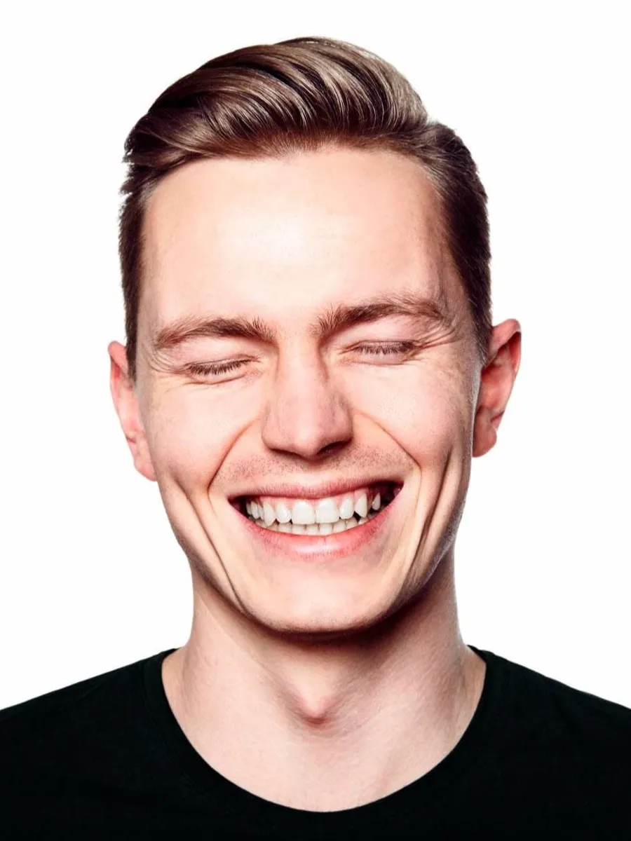 Paciente sonriendo tras su tratamiento en la Clínica Dental Lijó